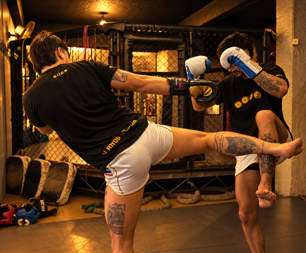 Praticante durante treino de Muay Thai