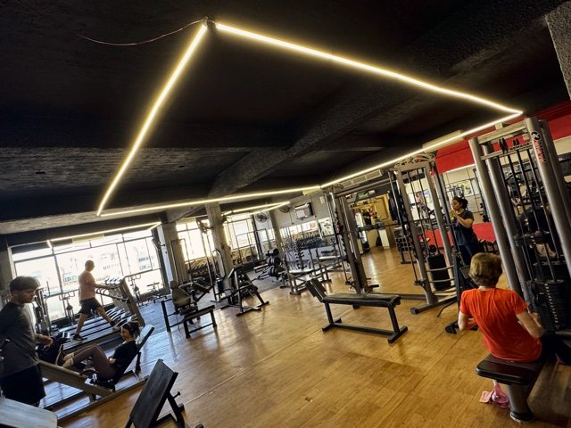 Alunos usando a área de musculação do CT Uchiha