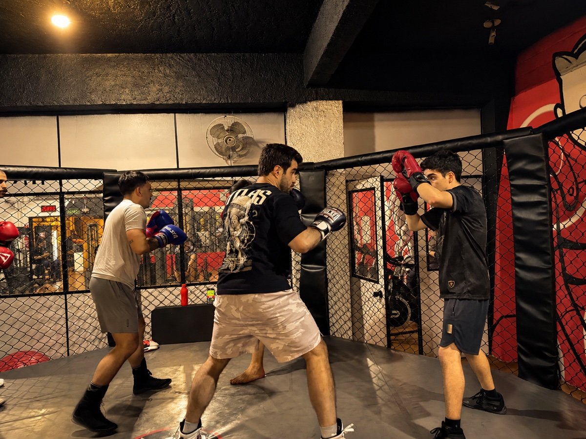 Alunos treinando boxe juntos no CT Uchiha