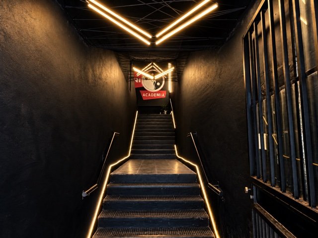 Escadaria iluminada de acesso à área de treino