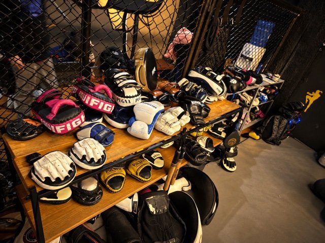 Luvas, capacetes e equipamentos para as aulas