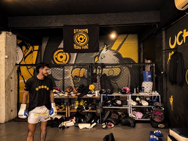 Aluno junto aos equipamentos de luta do CT Uchiha