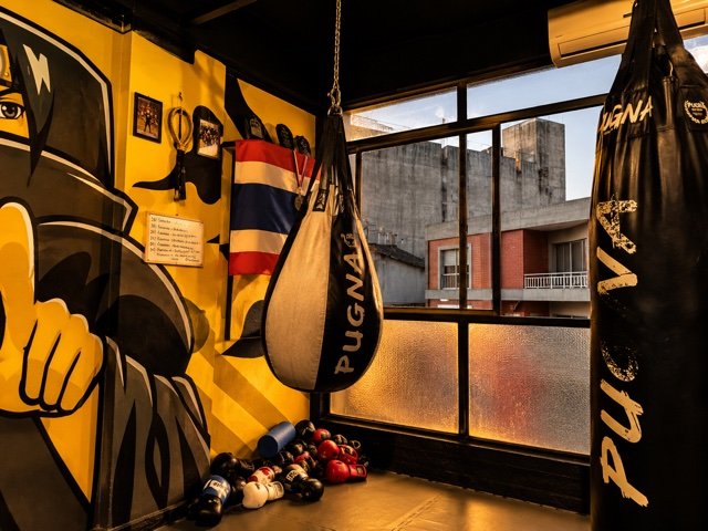 Sacos de pancada e equipamentos na área de treino