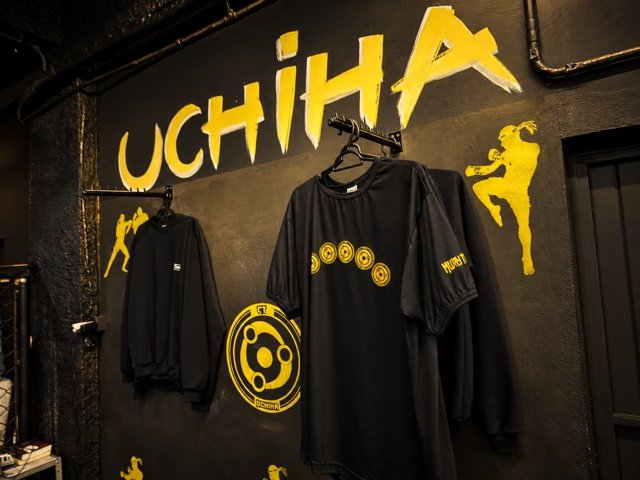 Identidade visual do CT Uchiha na parede da área de treino